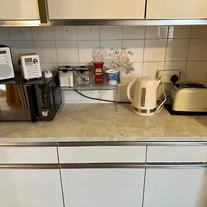 Bed & Breakfast Quick Stop Night - Gatwick, Crawley (West Sussex)